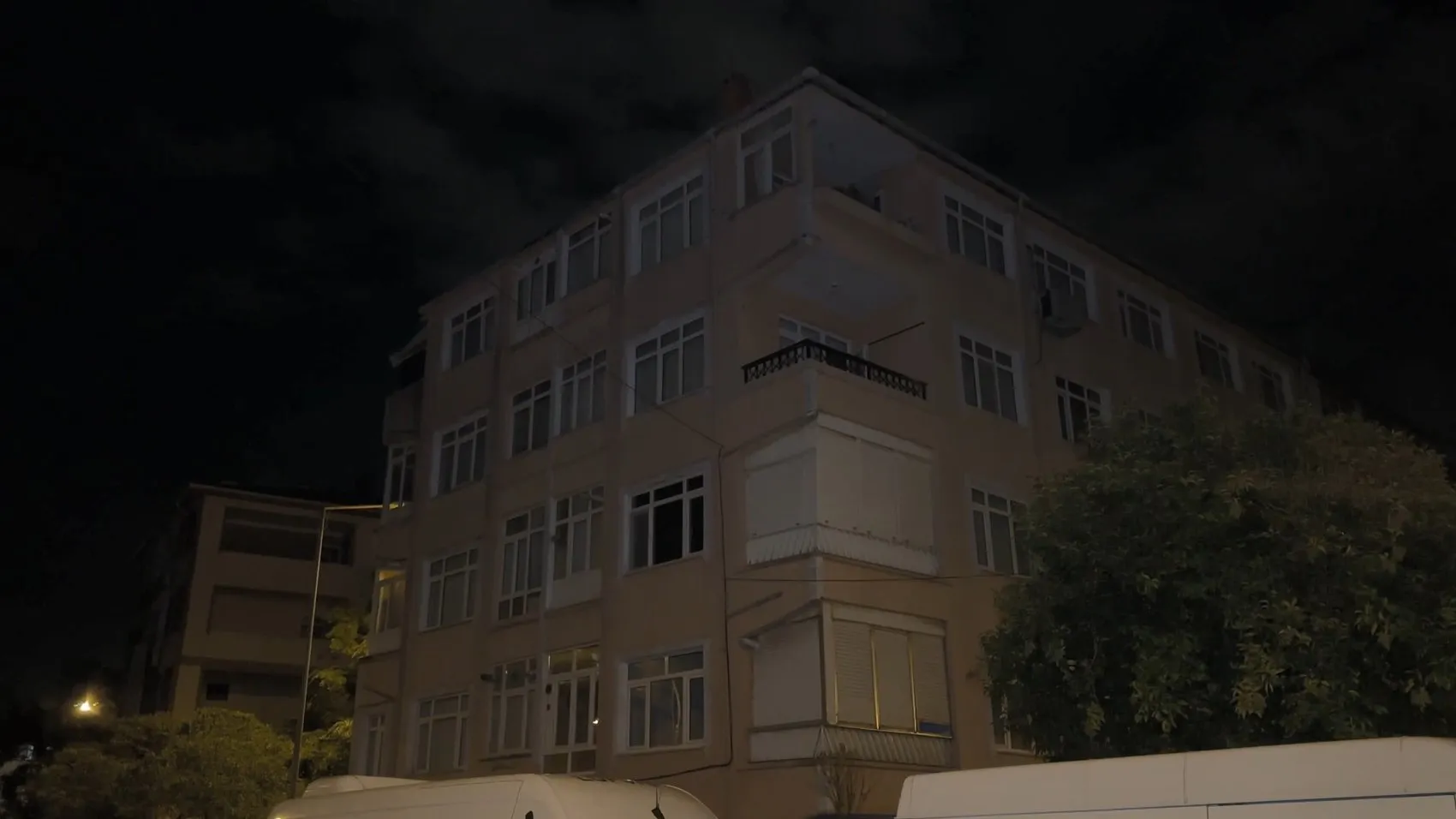 Eyüpsultan'da korku dolu anlar: Kolonlardan gelen sesler binayı boşalttırdı