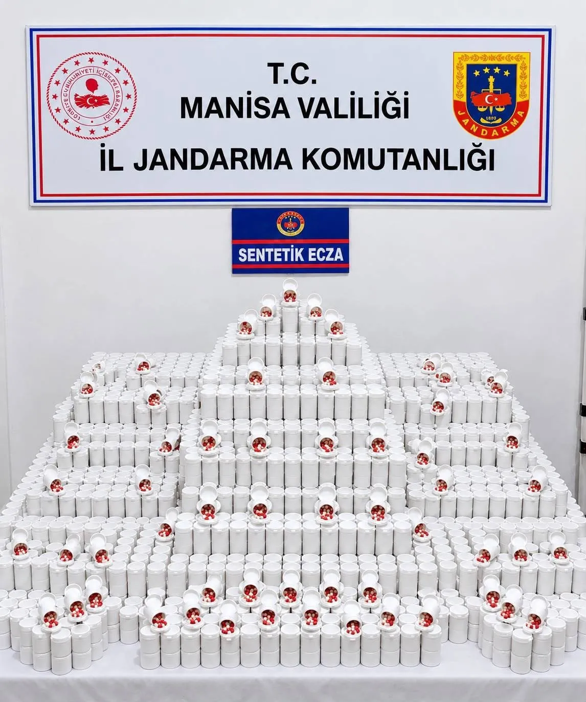 Manisa'da zehir tacirlerine jandarma darbesi: On binlerce hap ele geçirildi