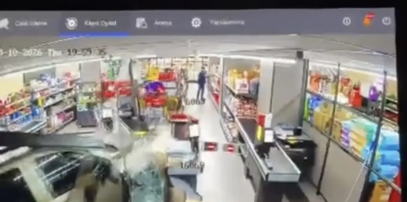 Park etmeye çalışırken marketin içine daldı: O anlar saniye saniye kaydedildi