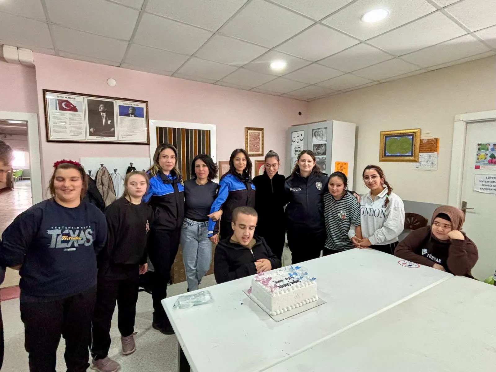 Amasya'da üniformalı kahramanlardan unutulmaz jest: 15 öğrenciye çifte bayram