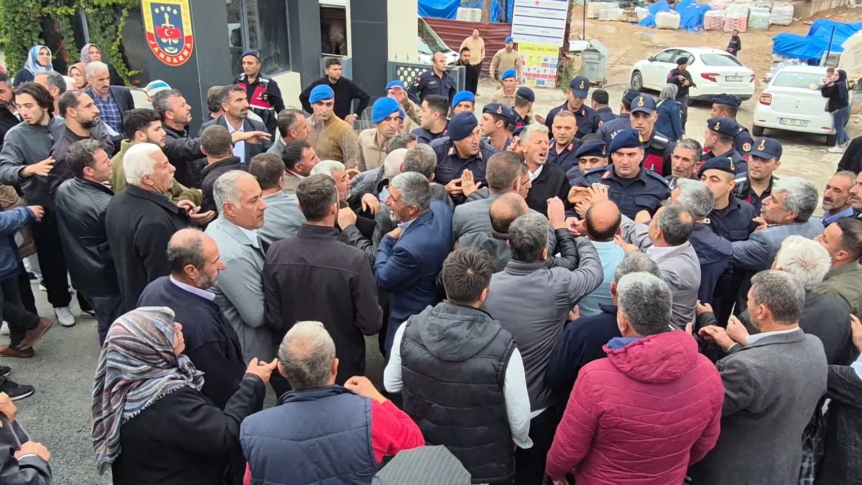 Emine Kolay davasında adliye önünde arbede: Ses kayıtları düğümü çözecek mi?