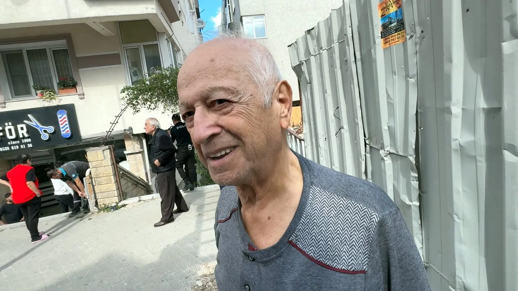 Yangın korkusuyla sokağa fırladılar: Evin kapısı kilitli, anahtar içeride kaldı
