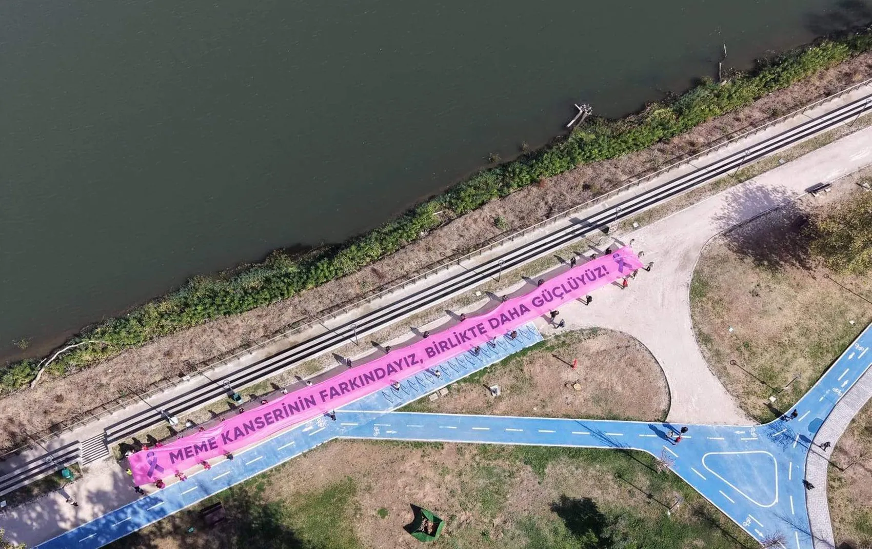Edirne'de dev farkındalık: 18 metrelik pembe mesajla kansere karşı birleştiler