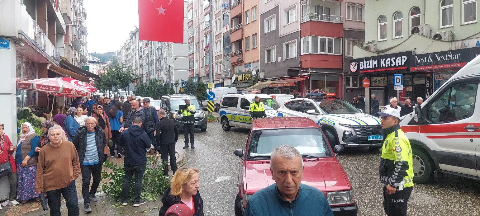 Giresun'da dehşet anları: Kontrolden çıkan otomobil kaldırımdaki yayaları biçti