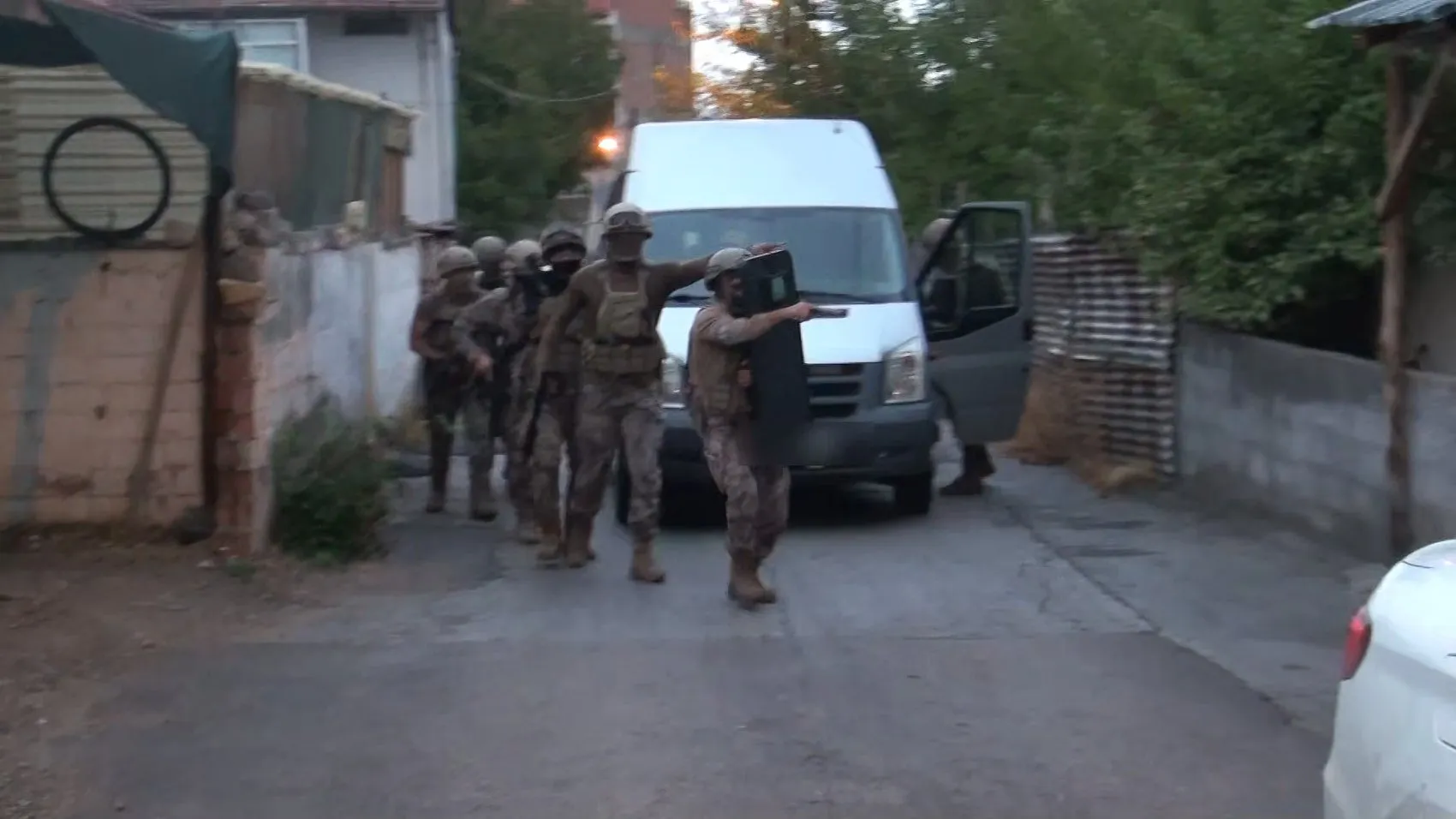 Malatya'da tefecilik ağına dev darbe: Milyonluk senetler ve silahlar ele geçirildi
