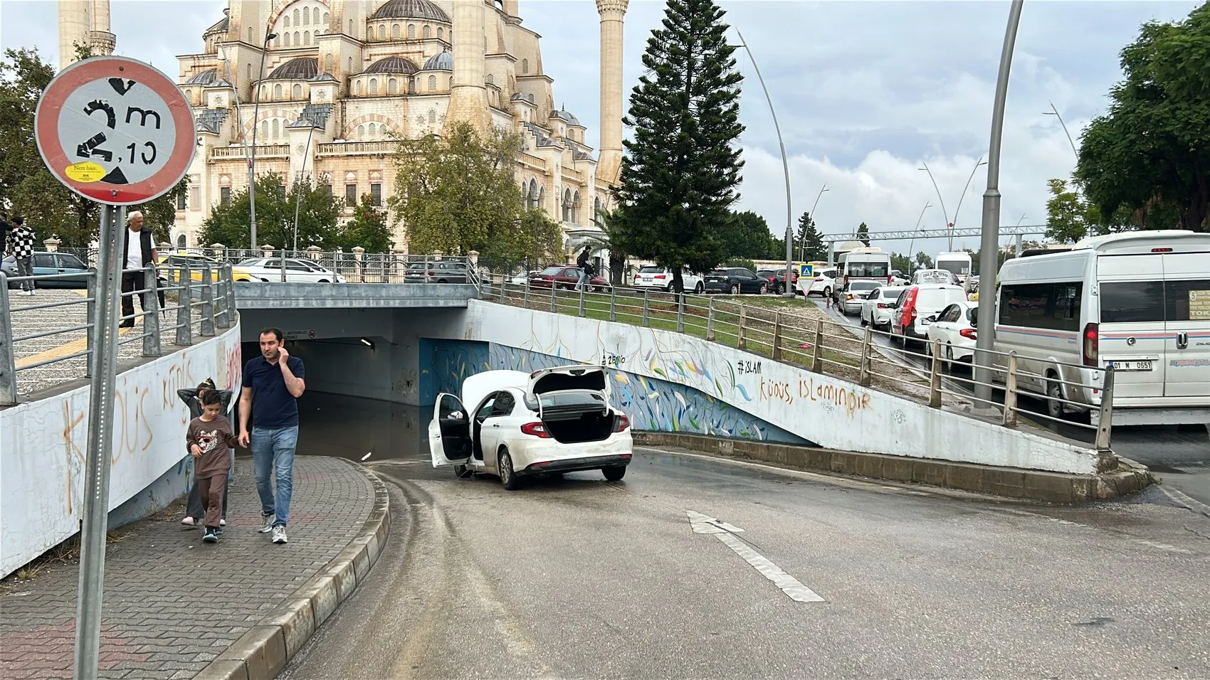 Adana'da kabus dolu anlar: Alt geçitte mahsur kalan baba ve çocukları ölümden döndü