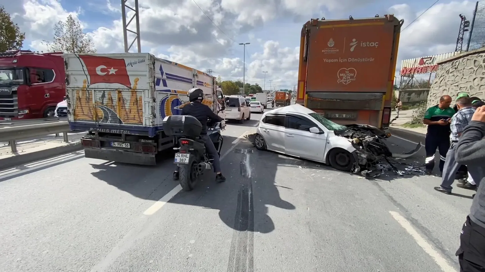 Arnavutköy'de zincirleme kaza: Otomobil iki ağır vasıta arasında hurdaya döndü