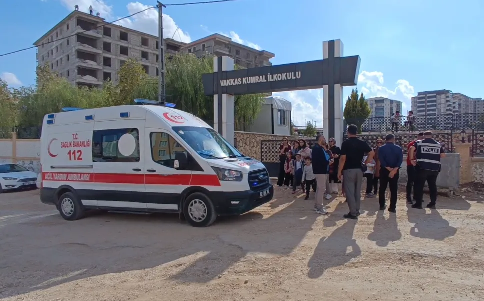 Besni'de akşam saatlerinde korkutan kaza: İlkokul öğrencisi ve sürücü hastanelik oldu