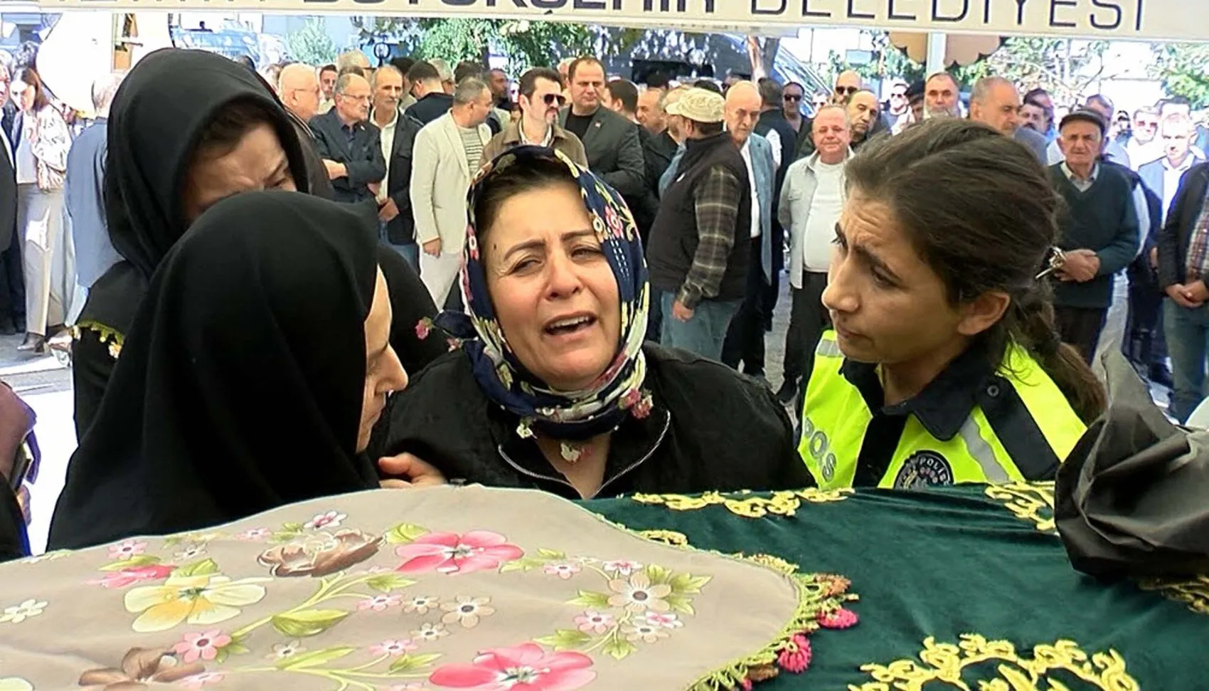 Genç avukatın hayalleri yarım kaldı: Tabutuna giyemediği cübbesi serildi
