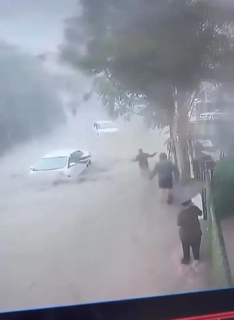 Sarıyer'de sular yükselirken o anı bekledi: Esnafın cesur hamlesi hayat kurtardı