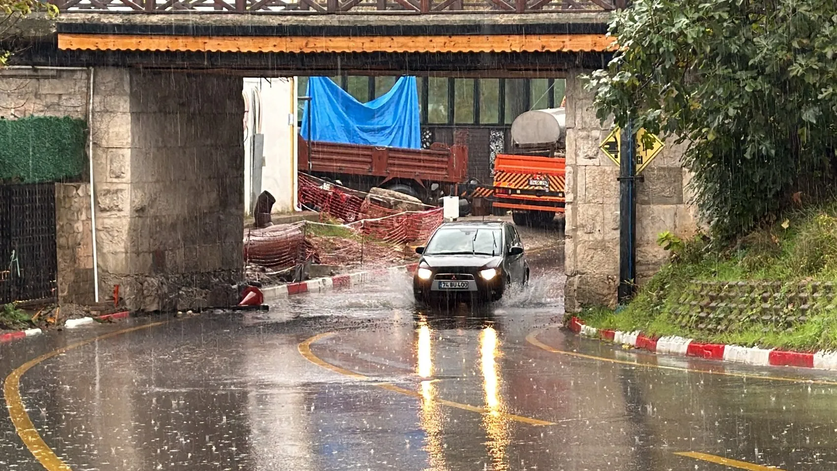 Bartın'da gökyüzü boşaldı: Amasra'da dev dalgalar kıyıları dövdü