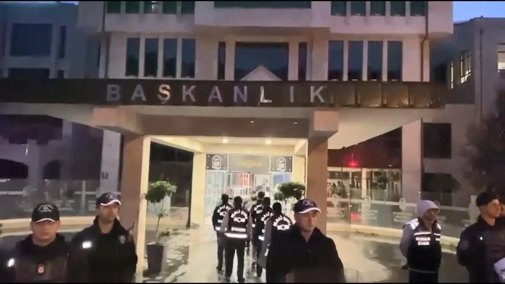 Eyüpsultan Belediyesi'nde şok baskın: Belediye Başkanı dahil 28 kişi gözaltında