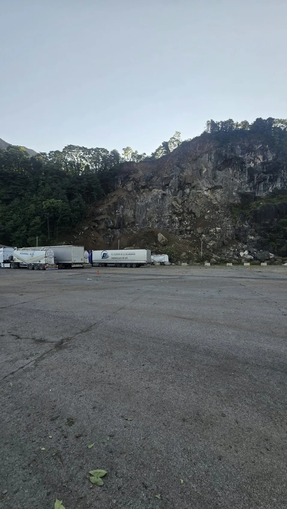 Hopa'da sabah saatlerinde dehşet: TIR parkına düşen dev kayalar bir can aldı