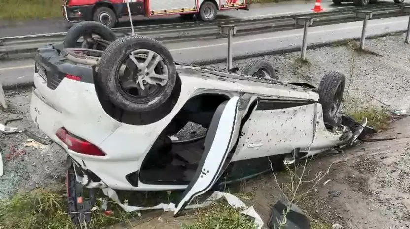 Kemerburgaz yolunda korkutan kaza: Bariyerleri aşan araç takla attı