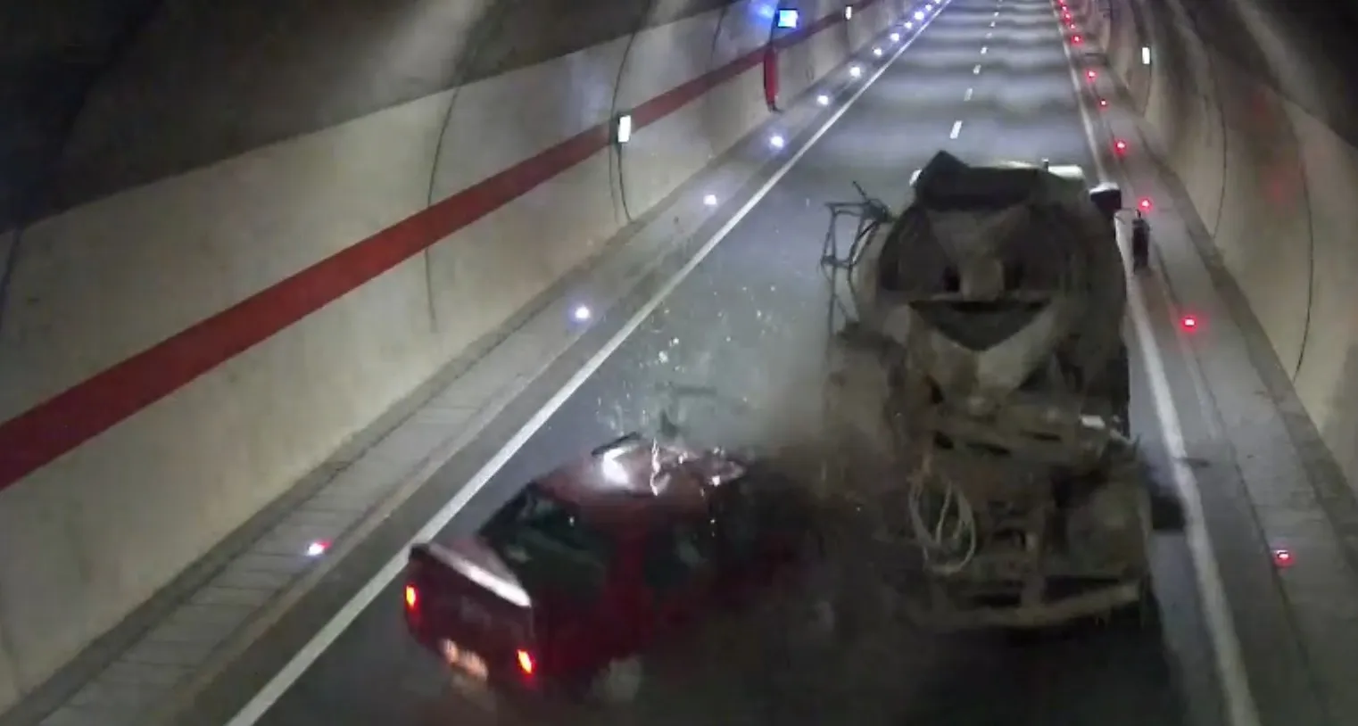 Maçka'daki tünelde dehşet anları: Beton mikserine çarpan otomobil alev topuna döndü