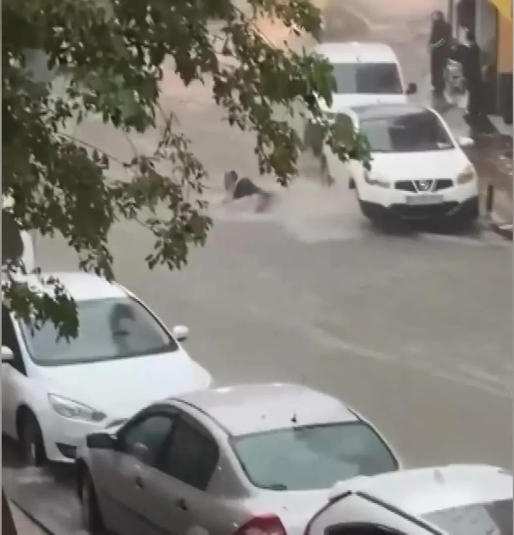 İstanbul'da sağanak dehşeti: Sel sularına kapılan kadın ölümden döndü