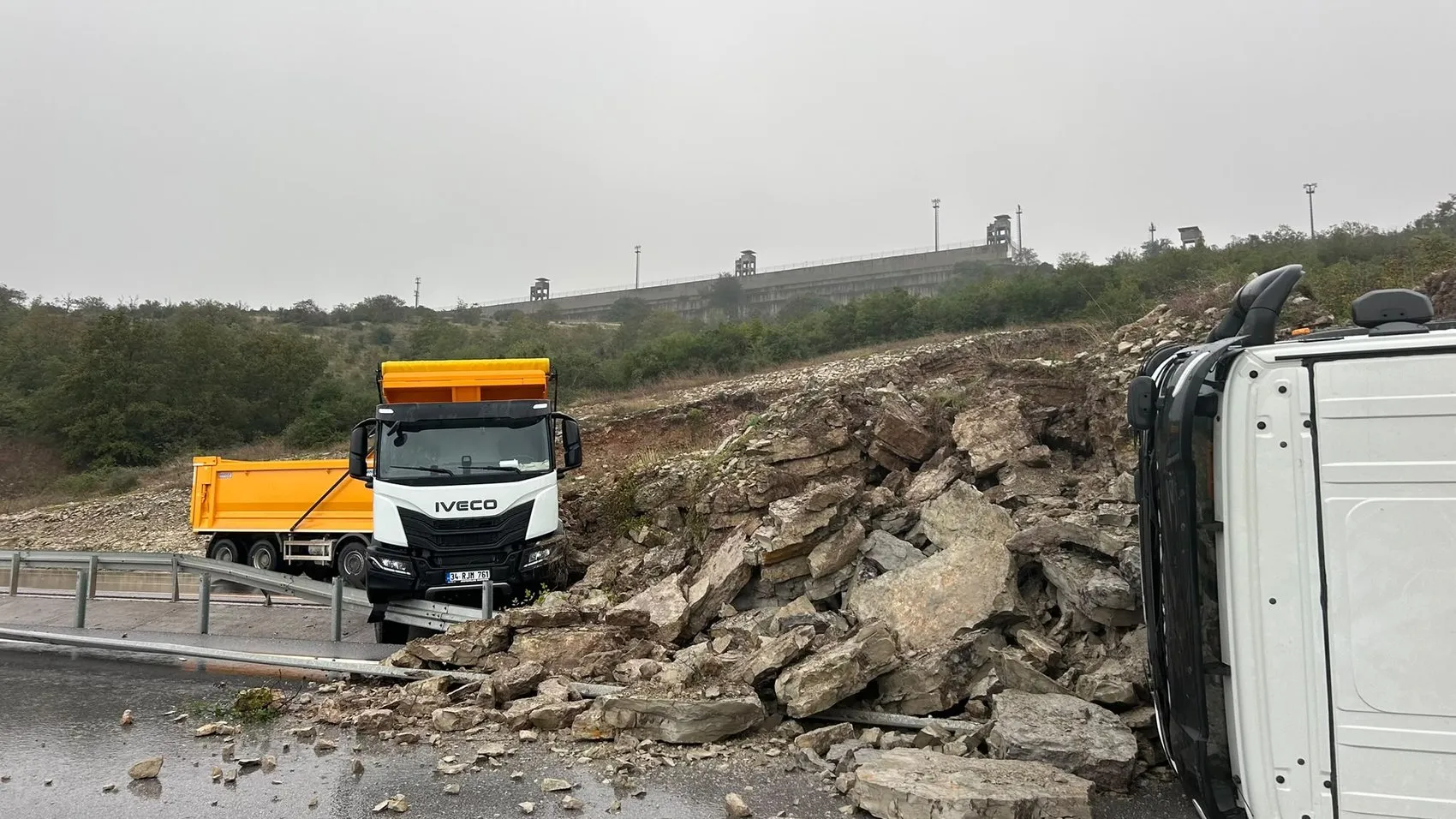 Kandıra yolunda dehşet anları: İkinci heyelan ekipleri yakaladı