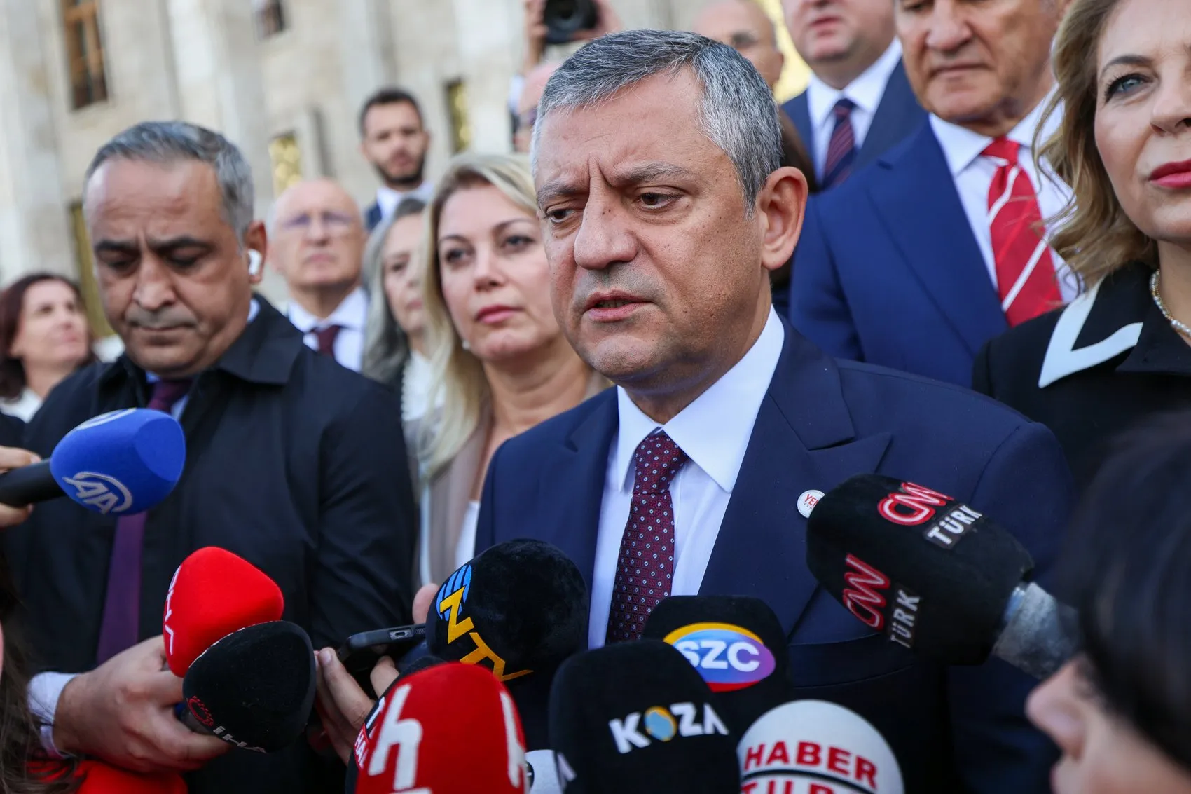 Özgür Özel'den Mersin Operasyonu İçin Sert Çıkış: Fon Krizini Örtme Çabası