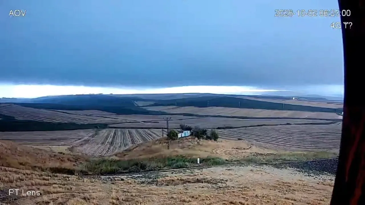 Bismil'de dehşet anları: Minare evin üzerine böyle devrildi