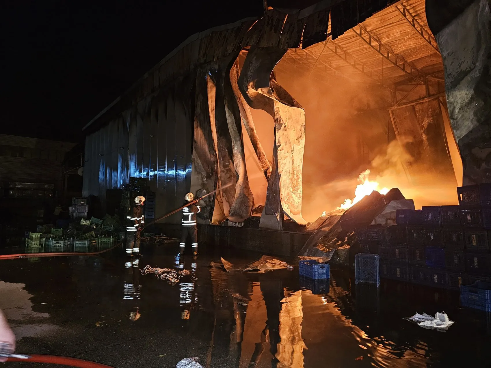 Adana'da geceyi aydınlatan dehşet: Hal kompleksinde 22 dükkan küle döndü