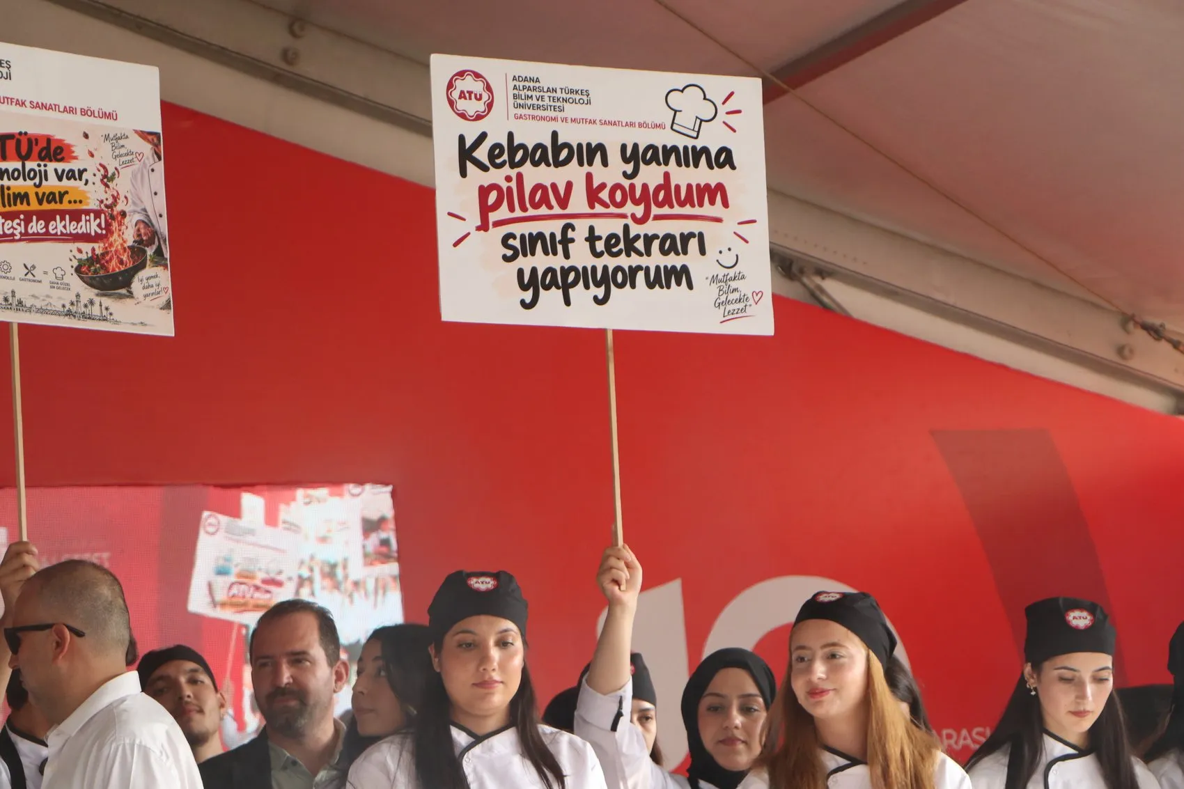 Adana'da dev mangal ateşi 10'uncu kez lezzet tutkunları için yandı