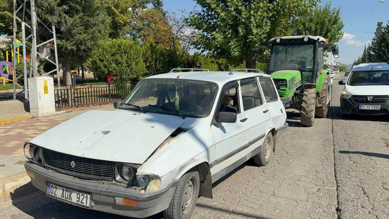 Malatya Caddesi'nde dört araç birbirine girdi: Ortalık savaş alanına döndü