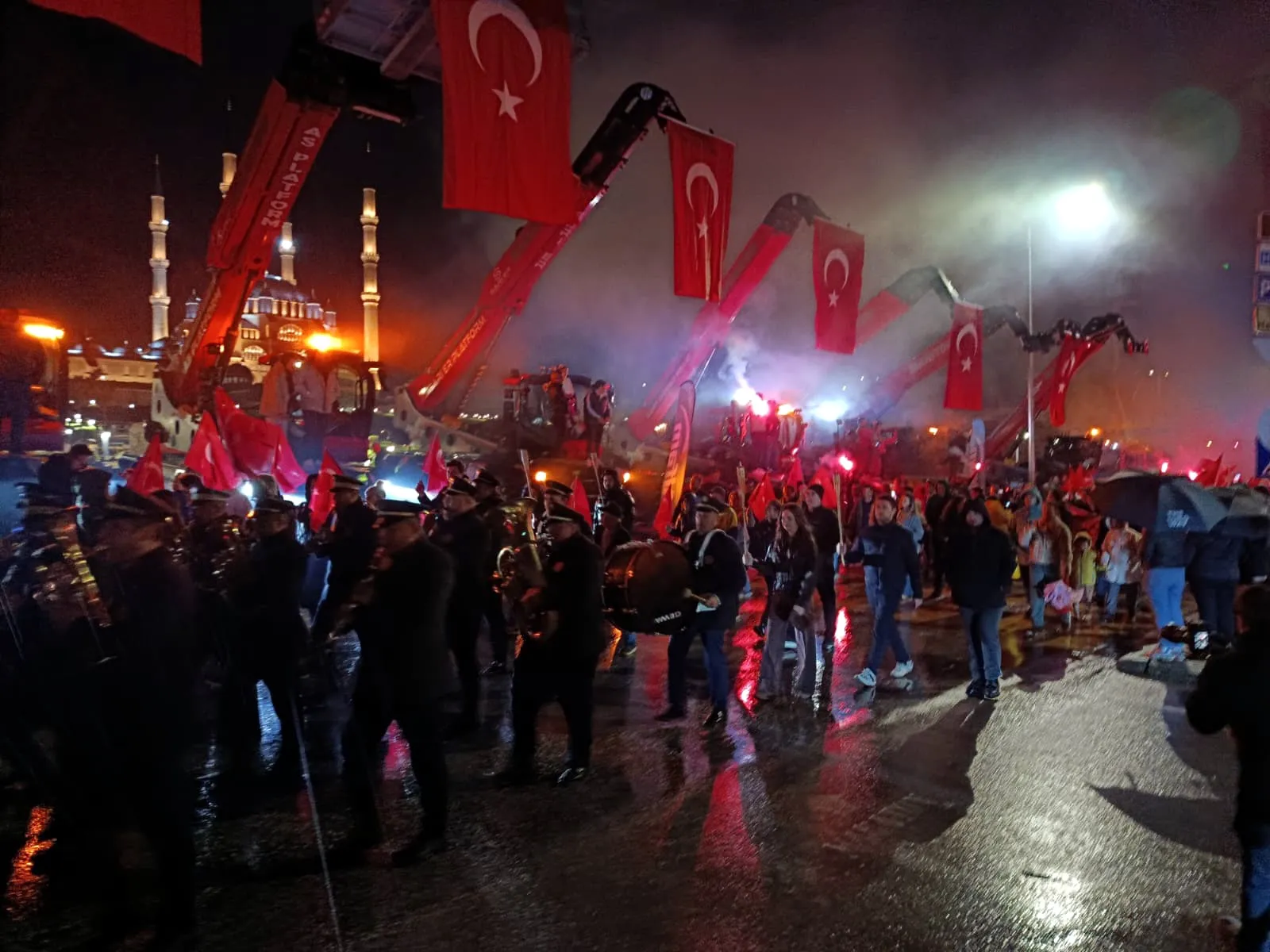 Edirne'de Cumhuriyet coşkusu: Gökyüzü aydınlandı, sokaklar marşlarla inledi
