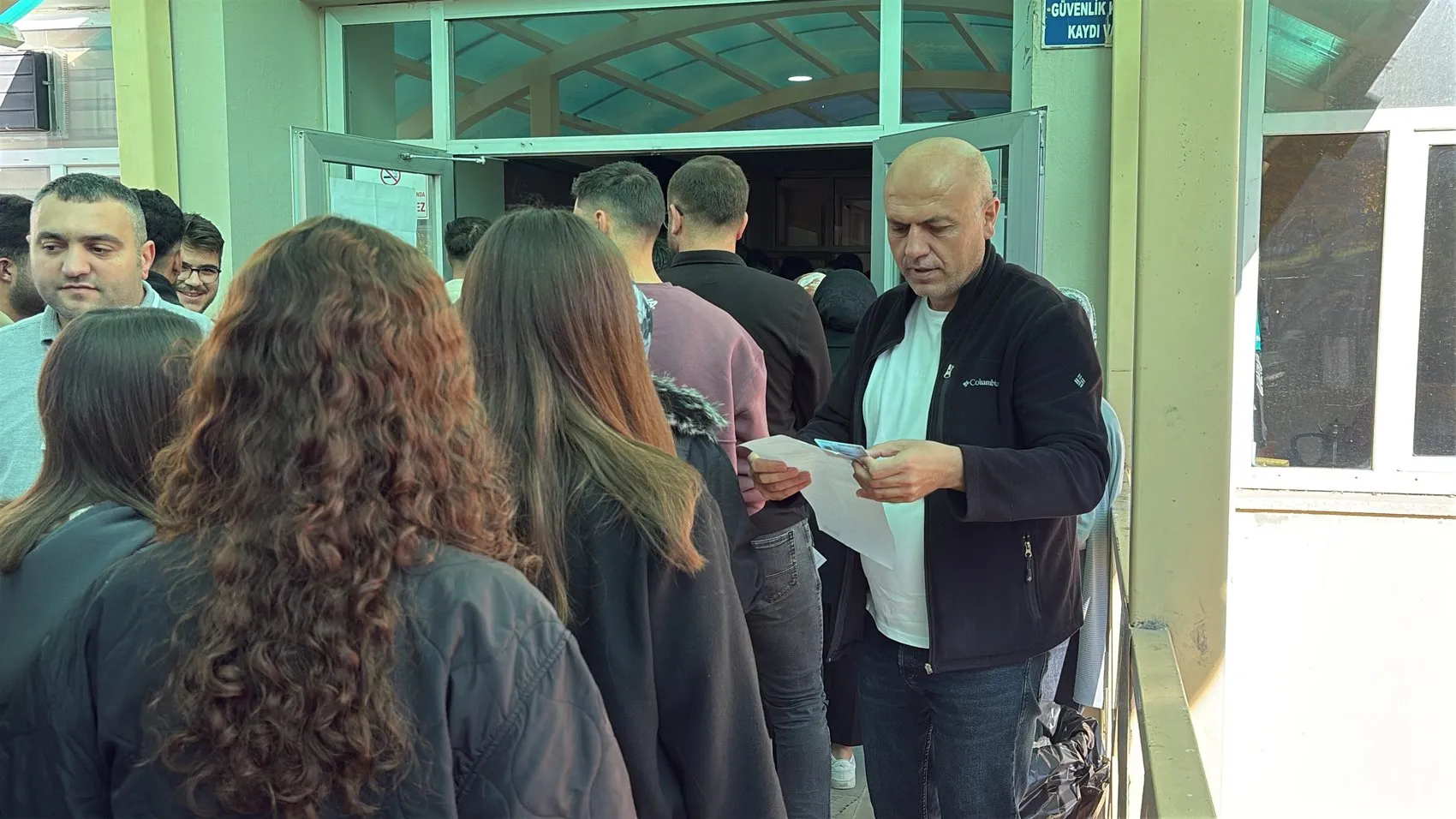 Sivas'ta nefes kesen KPSS maratonu: Kapılar kapanmadan saniyeler önce gelen kurtarıcı müdahale