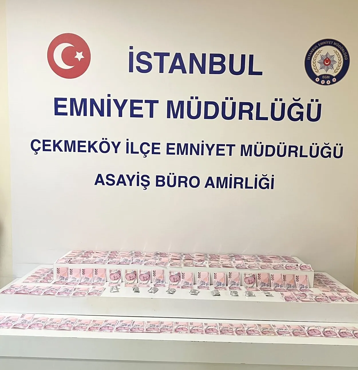 Çekmeköy'de zehir tacirlerine havadan takip: Aracın tavanındaki gizli bölme ele verdi