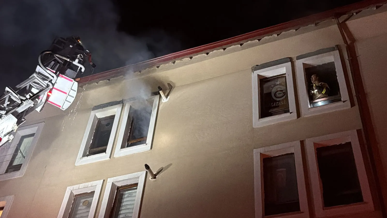 Kütahya'da şafak vakti korkutan alevler: Apartman sakinleri sokağa döküldü