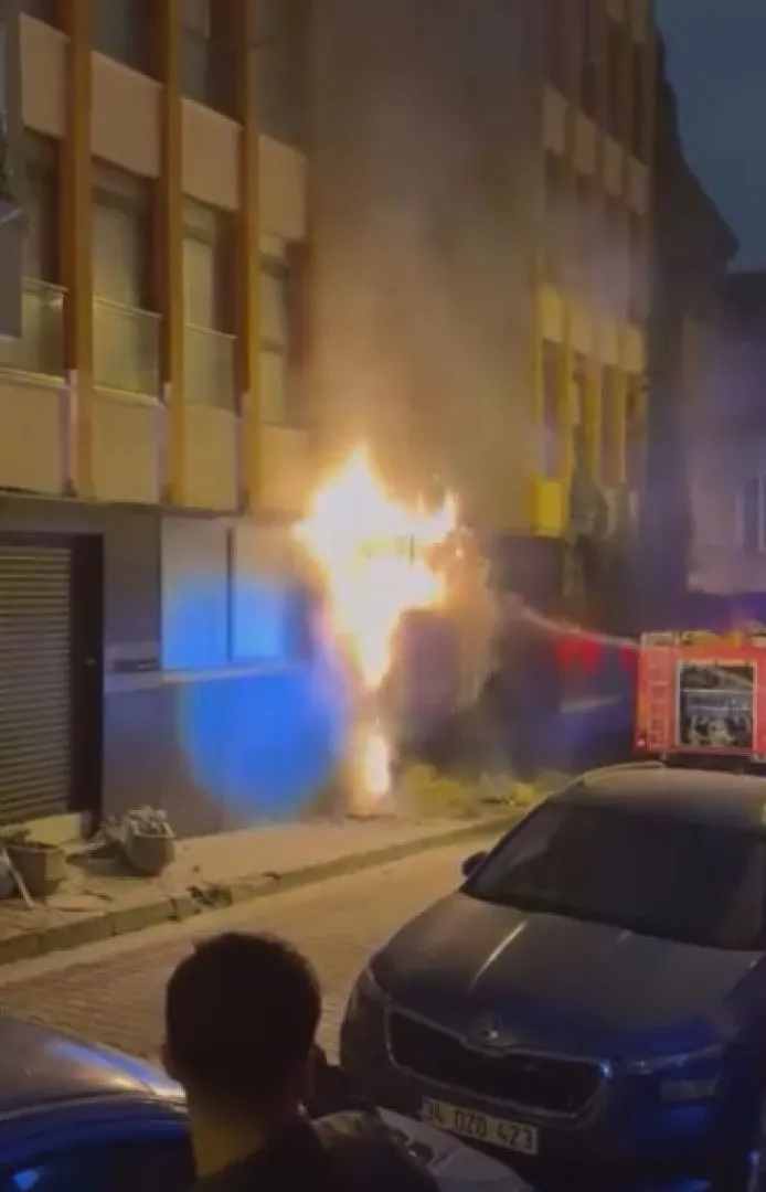 Kağıthane'de korku dolu anlar: Elektrik patlamaları arasında söndürme mücadelesi