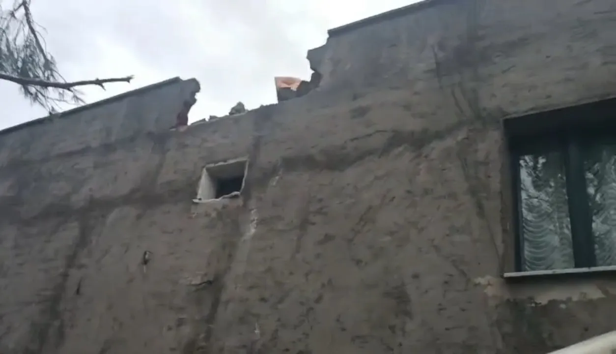 Diyarbakır'da korkutan anlar: Minare evin üzerine böyle çöktü