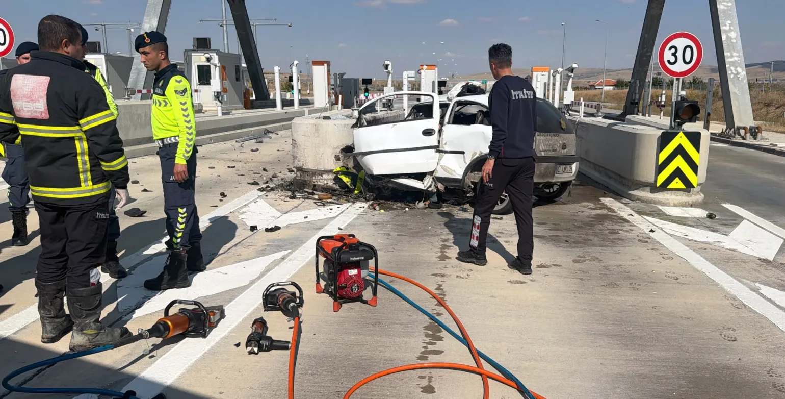 Aksaray'da otoyol gişelerinde feci kaza: Genç sürücü hayatını kaybetti