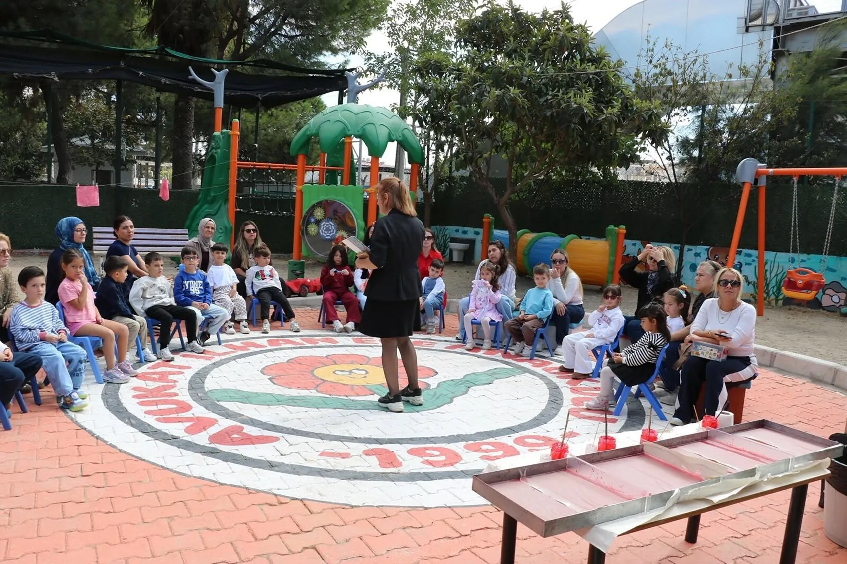 Minik ellerin suyla dansı: Ebru sanatıyla ay-yıldız aşkı