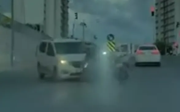 Esenyurt'ta saniyelerle ölçülen kaza anı kamerada: Hatalı manevra felakete davetiye çıkardı