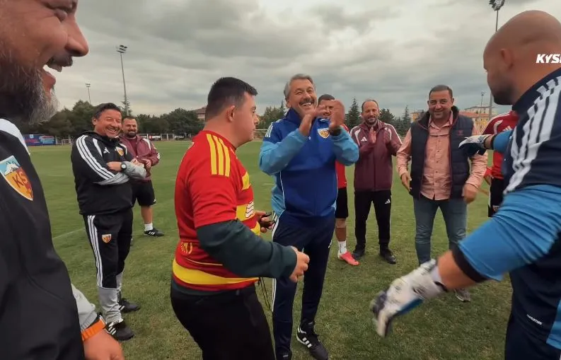 Kayserispor'un en neşeli taktik hocası sahaya indi