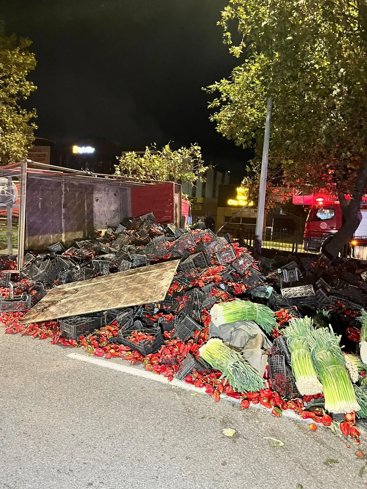Samsun'da gece yarısı dehşeti: Biber yüklü kamyon devrildi