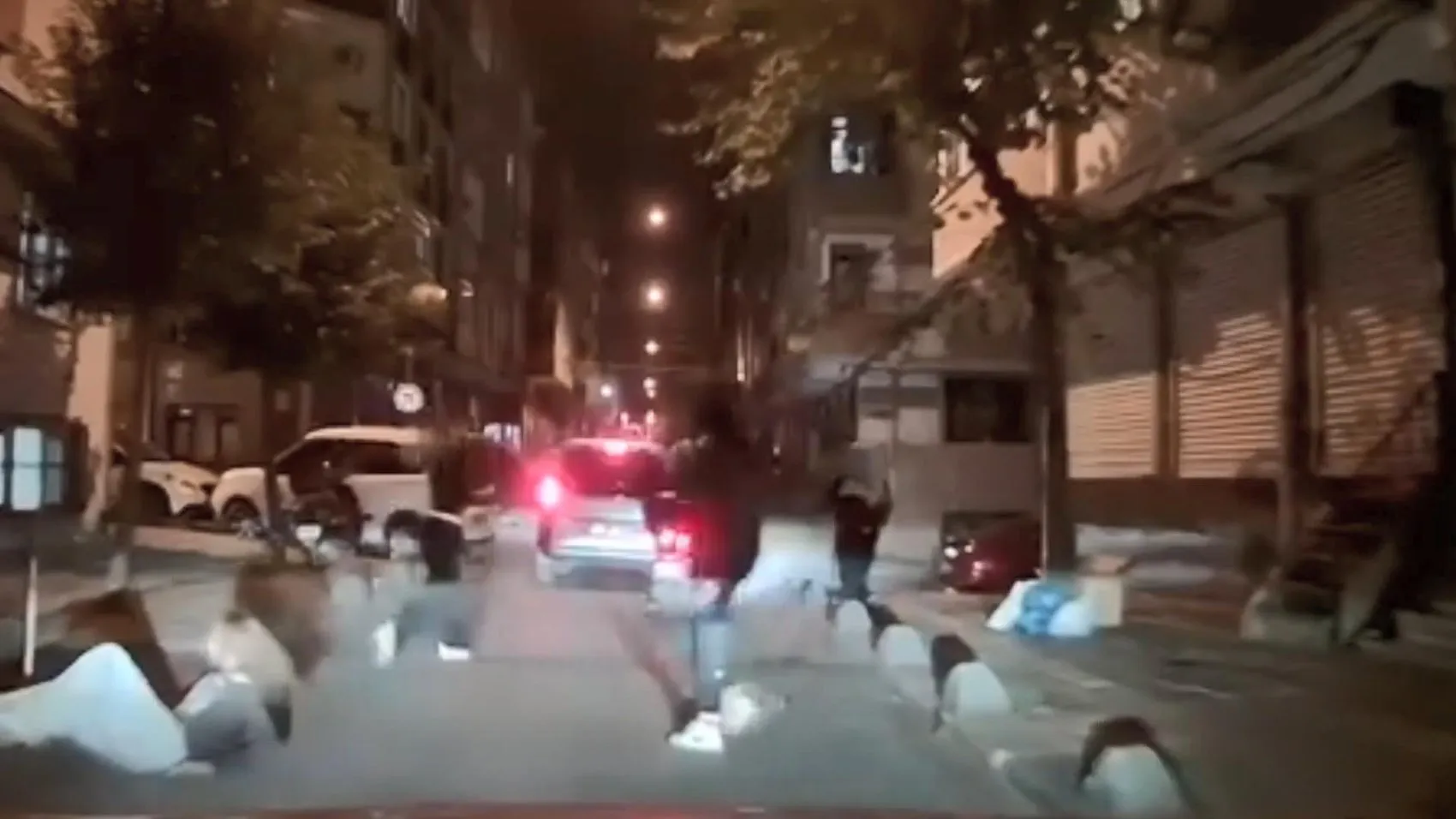 Esenler'de sokak ortasında şiddet: Arkadaşını saçlarından tutup metrelerce sürükledi