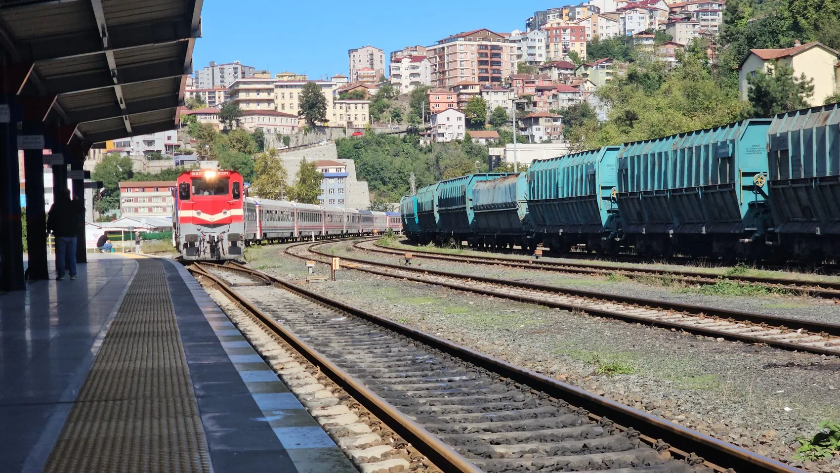 Zonguldak Garı'nda unutulmaz anlar: Madenci korosu turistleri böyle karşıladı