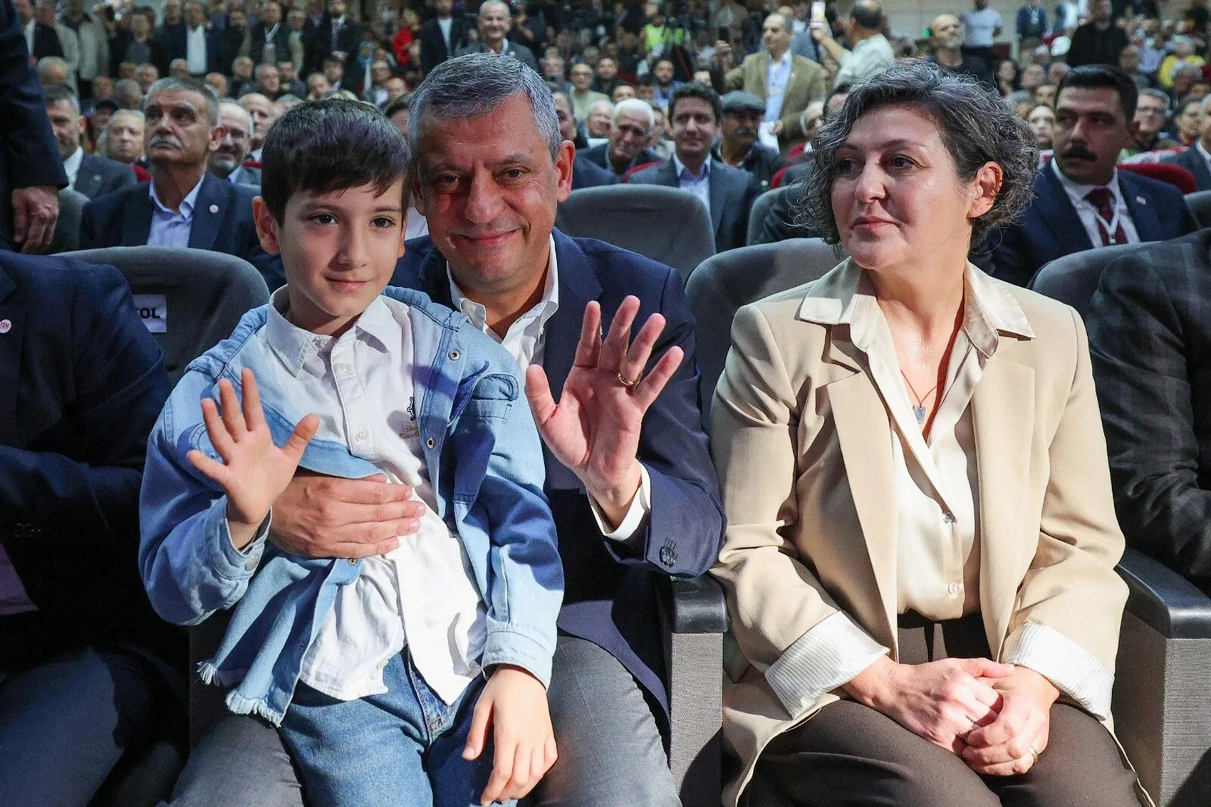 Özgür Özel'den Manisa'da tarihi çıkış: Sandığa el uzatanın elini bu millet kırar