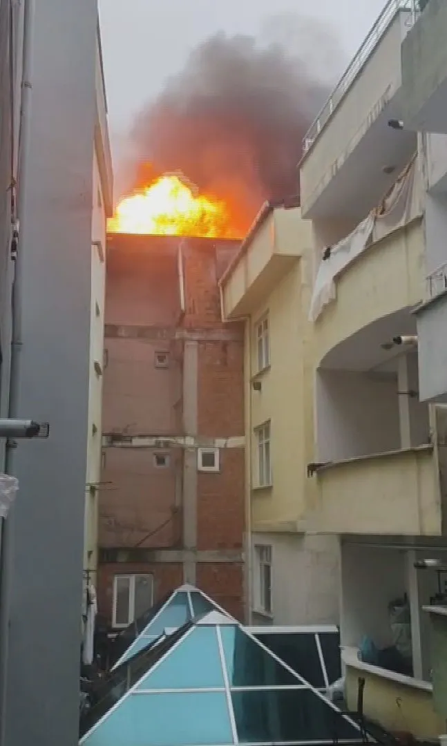 Arnavutköy'de korku dolu anlar: Alevlerin sardığı binadan tahliye operasyonu