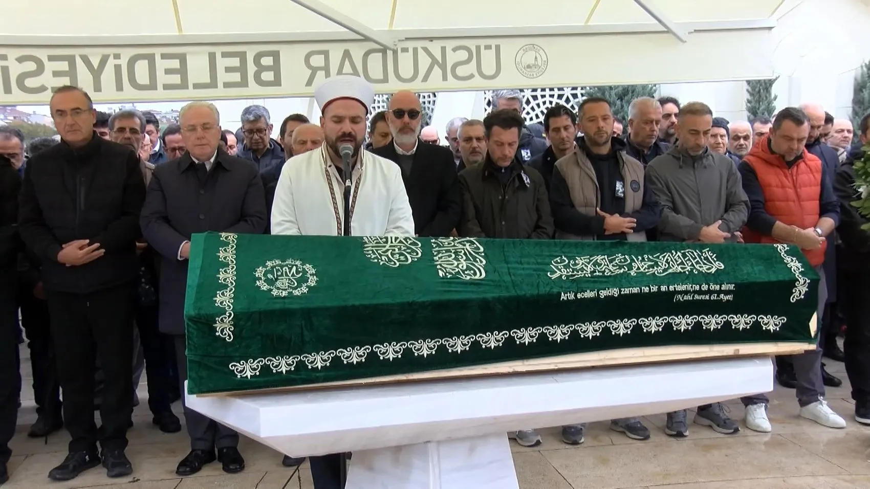 Edebiyat dünyasını sarsan çifte acı: Cem Akaş son yolculuğuna uğurlandı