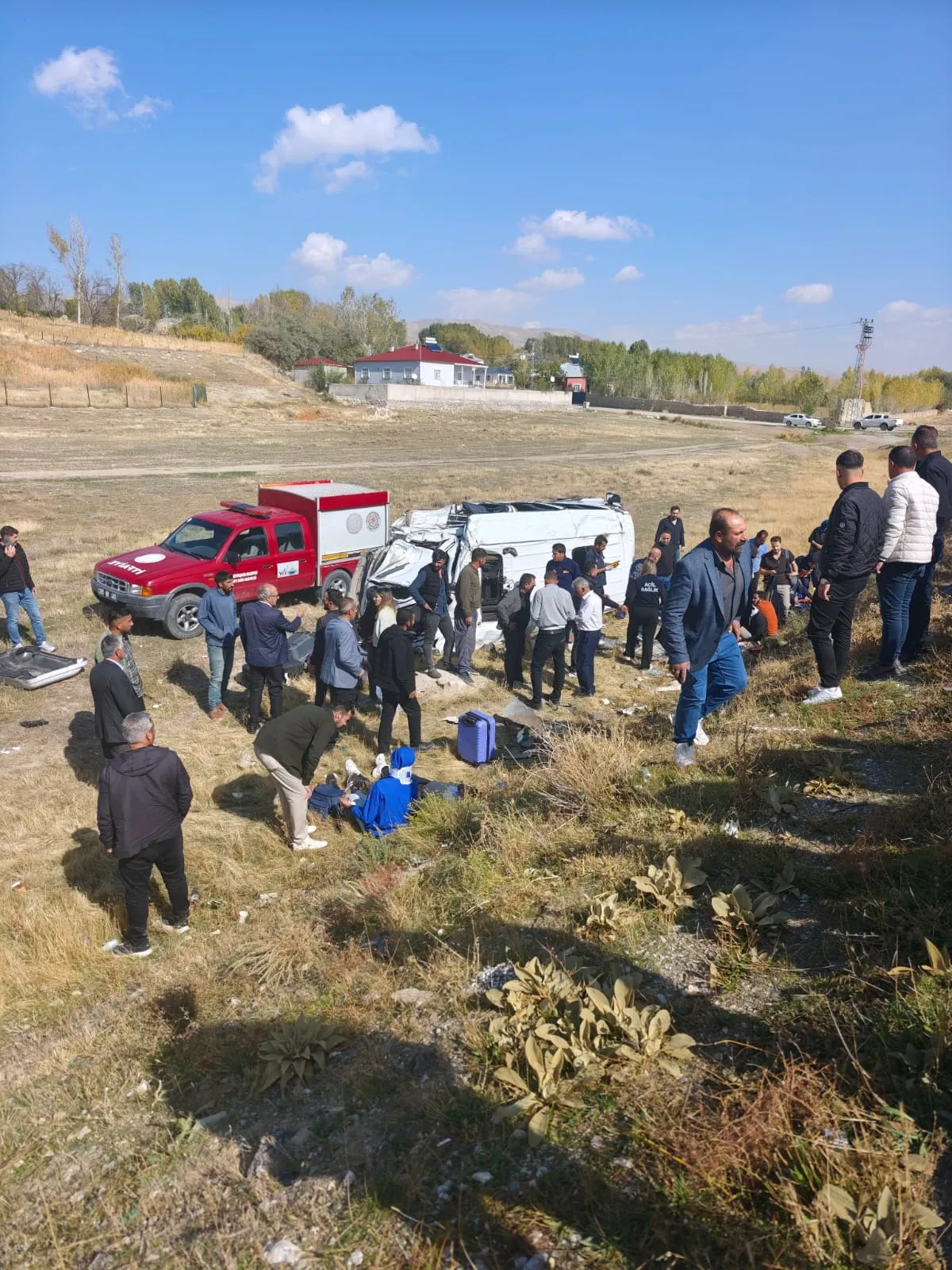 Van'da dehşet anları: Şarampole yuvarlanan minibüsten 11 yaralı çıktı