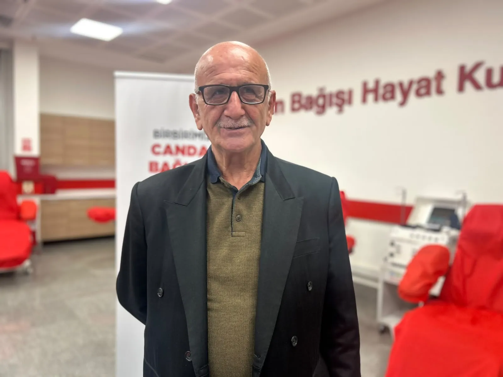 Bir ailenin gönüllü iyilik zinciri: 36 kez kan verdi, bayrağı oğluna devretti