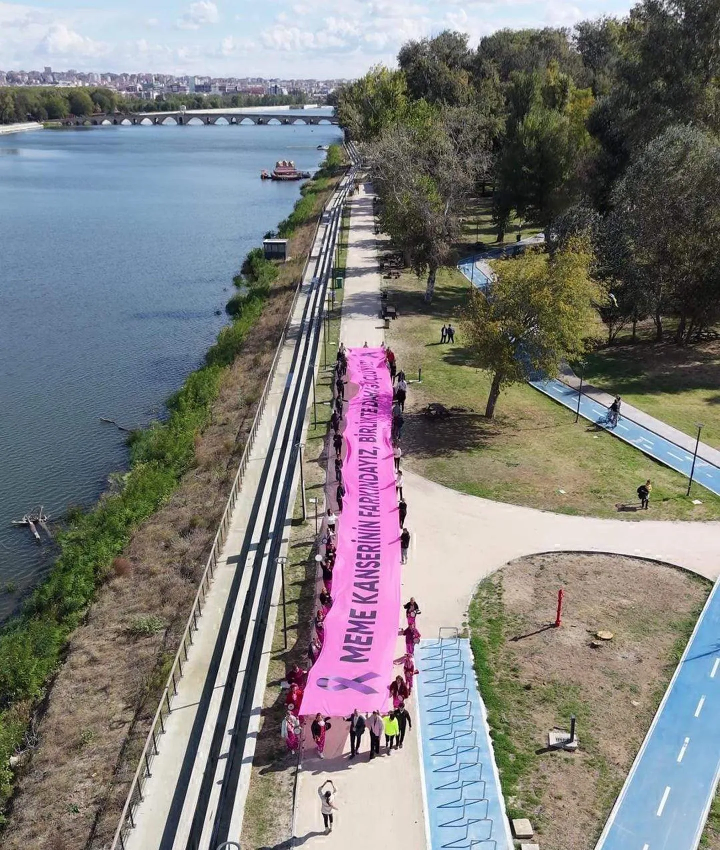 Edirne'de dev farkındalık: 18 metrelik pembe mesajla kansere karşı birleştiler