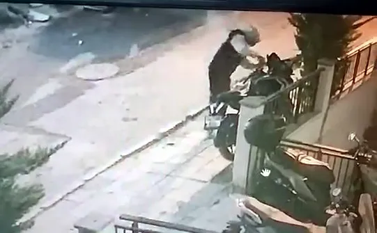Avcılar'da saniyeler süren motosiklet vurgunu güvenlik kamerasında