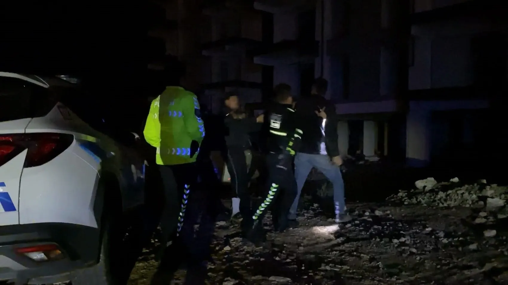 Polisten kaçarken yakalandılar: Direksiyon başında kim vardı kavgası karakolda bitti