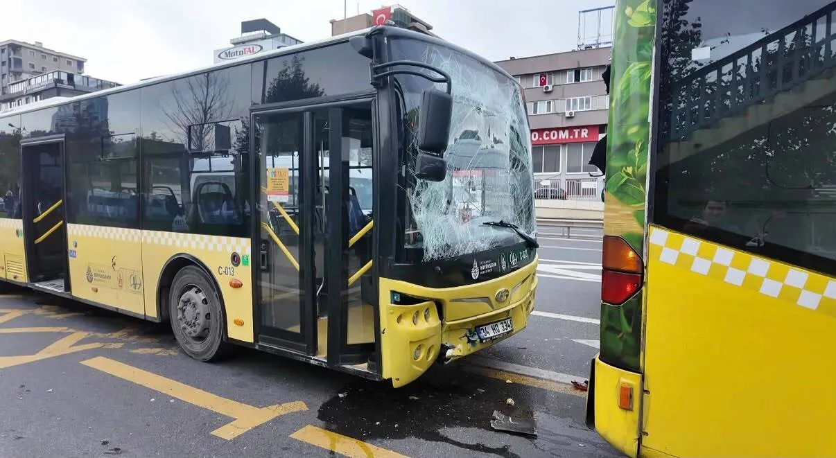 Göztepe Köprüsü'nde İETT otobüsleri birbirine girdi: Yolcular panik yaşadı