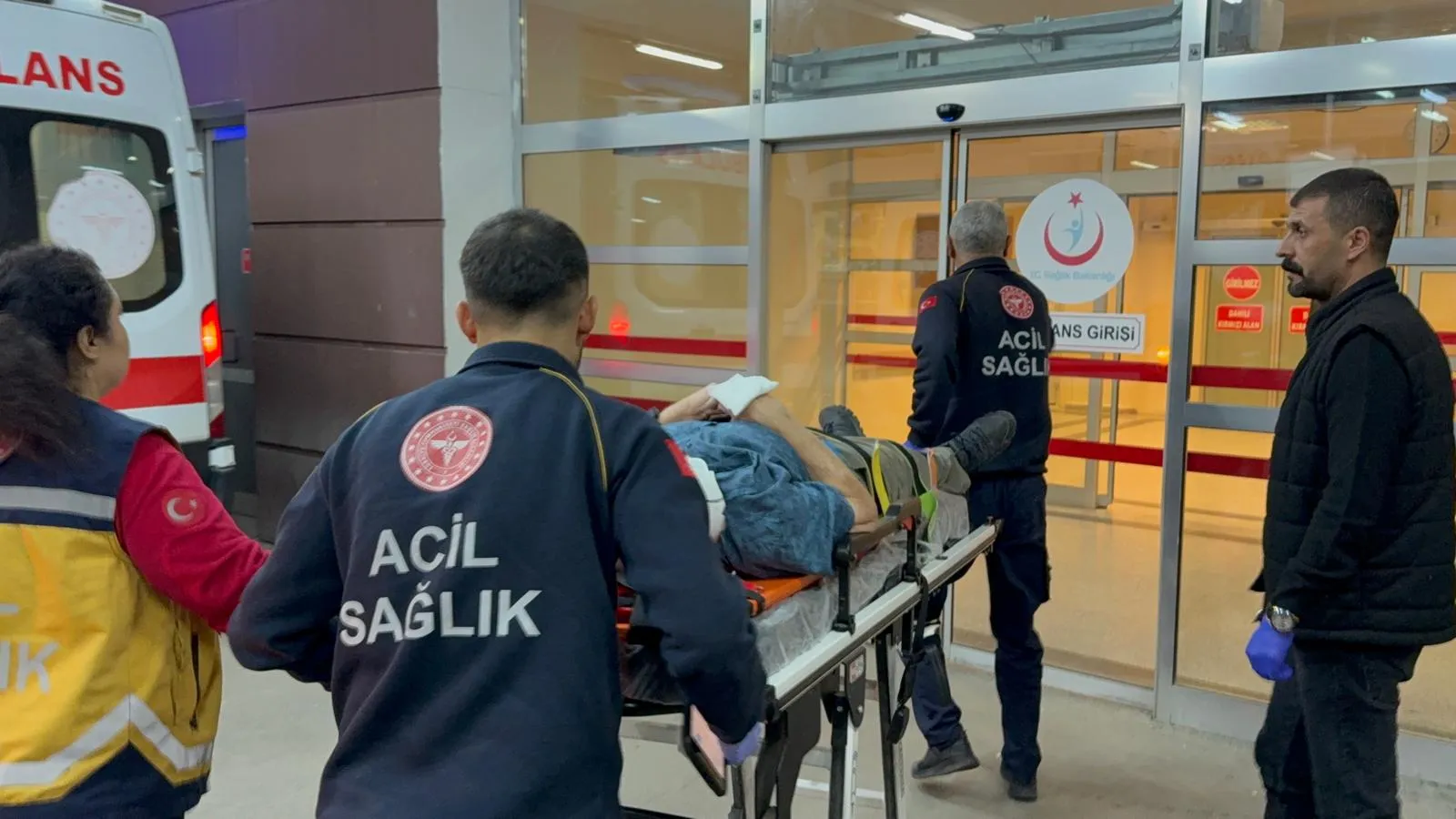 Adıyaman yolunda can pazarı: Tarım işçilerini taşıyan minibüs ile otomobil çarpıştı