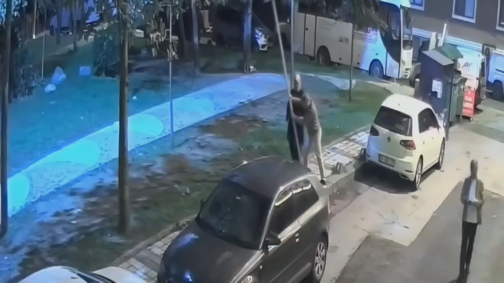 Sultangazi'de şaşırtan görüntü: Park ettikleri aracın yanındaki trafik levhasını kökünden söktüler